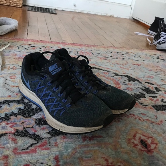 Running shoes - Picture 1 of 3